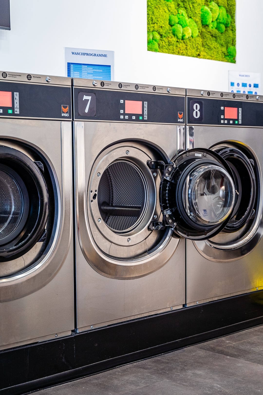 Innenansicht Waschsalon Waschmaschinen